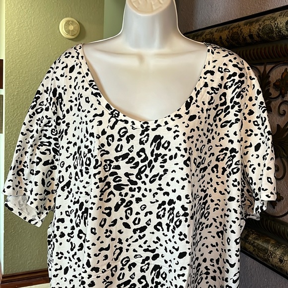 Roaman’s Top- Short Sleeve NWOT Cotton animal print Sz 2X - Picture 2 of 10